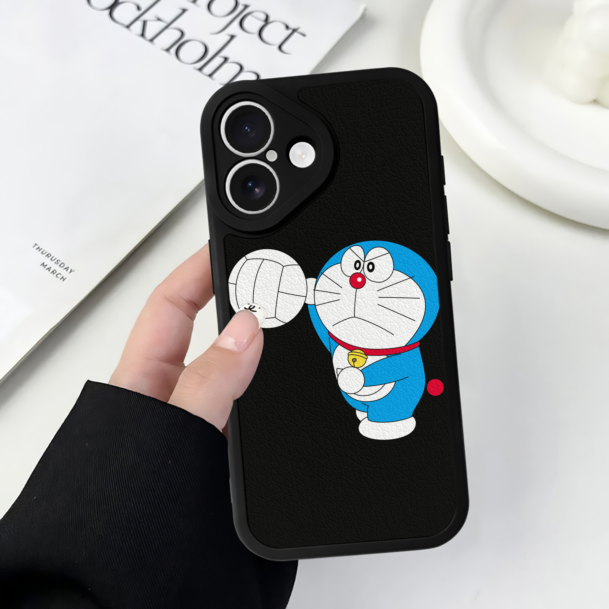 （画像用） ドラえもん Doraemon 【iPhone 16シリーズ対応】シリコンスマホケース（レザー調） 材質：シリコン
